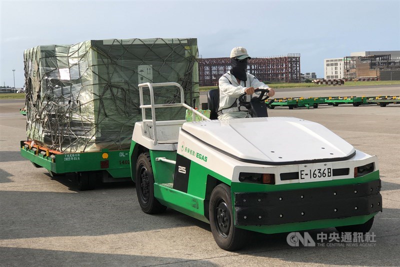 台灣透過COVAX平台購買的40萬劑牛津AZ武漢肺炎(2019冠狀病毒疾病,COVID-19)疫苗19日下午運抵桃園機場,經海關人員機邊驗放後,將送往醫藥物流冷鏈倉儲存放,這批40萬劑疫苗的效期至8月31日。中央社記者吳睿騏桃園機場攝 110年5月19日