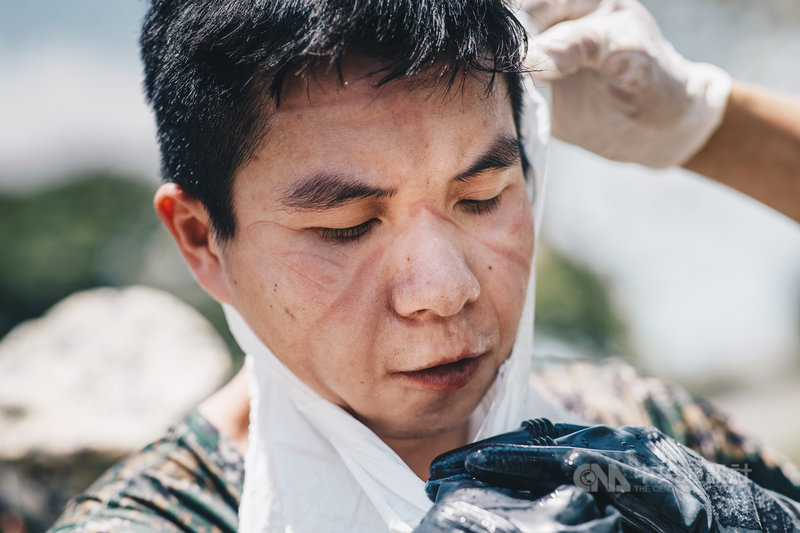 陸軍36化學兵群19日在彰化地區持續進行消毒作業,結束任務後,可見口罩在官兵臉上留下的痕跡。(軍聞社提供)中央社記者鍾佑貞傳真 110年5月19日