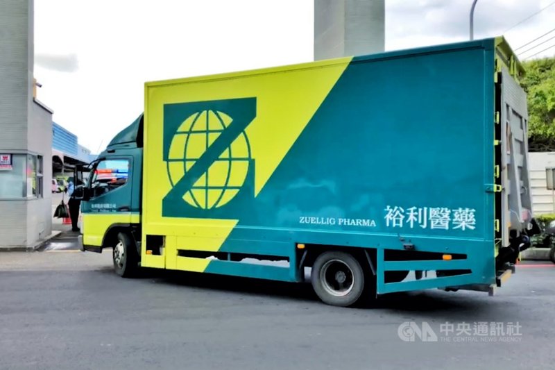 台灣透過COVAX平台購買的40萬劑AZ疫苗19日下午運抵桃園國際機場,並在警車開道護送下運送至醫藥物流冷鏈倉儲存放,等待相關單位檢驗封緘後就可開打。中央社記者吳睿騏桃園機場攝 110年5月19日