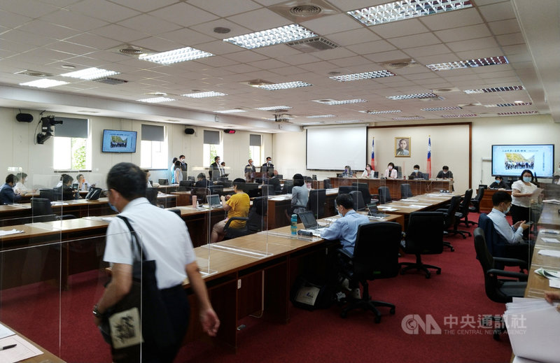 立法院經濟委員會19日原邀請農委會、交通部等各機關首長,針對三大議題列席報告,原本現場包含官員、立委、助理、媒體等超過40人,場外也有許多幕僚群聚。經過委員會協商後,原在場機關代表大幅減少。中央社記者張雄風攝 110年5月19日