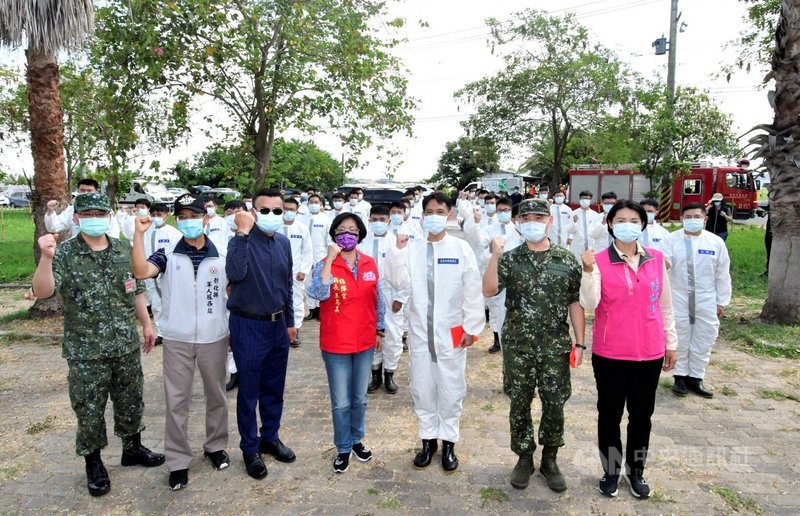 陸軍化學兵進駐彰化縣溪湖鎮協助全面大消毒,彰化縣長王惠美(前中)19日前往慰勞。(彰化縣政府提供)中央社記者蕭博陽彰化縣傳真 110年5月19日