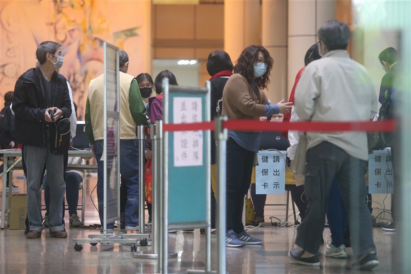 台大醫院19日宣布院內10名員工採檢陽性,副院長王亭貴呼籲非急重症者請勿到台大急診。圖為台大醫院入院人流控管。(中央社檔案照片)