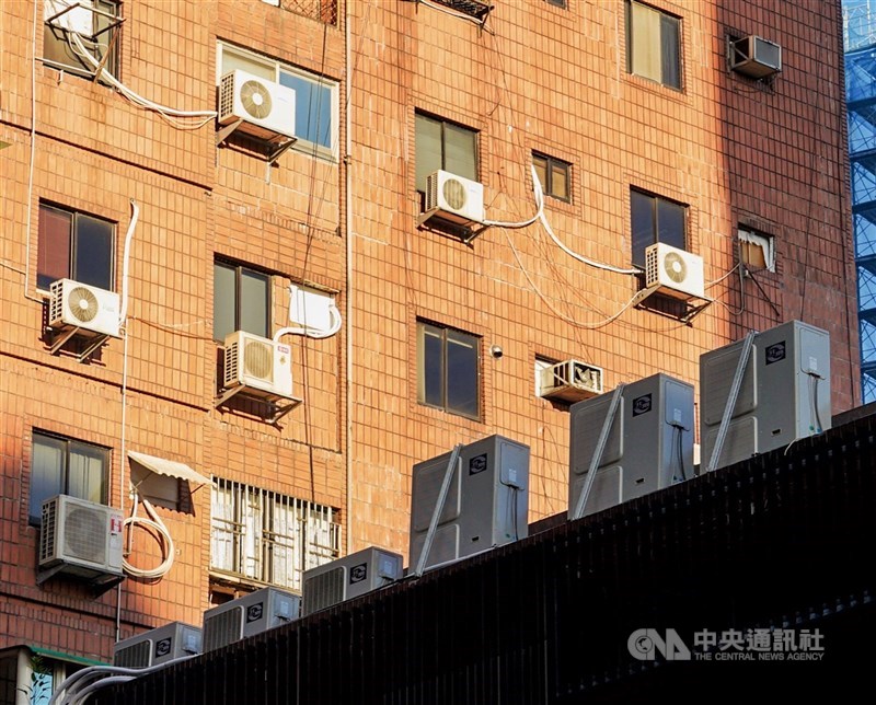 台電預估19日尖峰負載率將僅有6.19%,甚至低於前兩天,並再次亮出顯示供電吃緊的黃燈。 (中央社檔案照片)