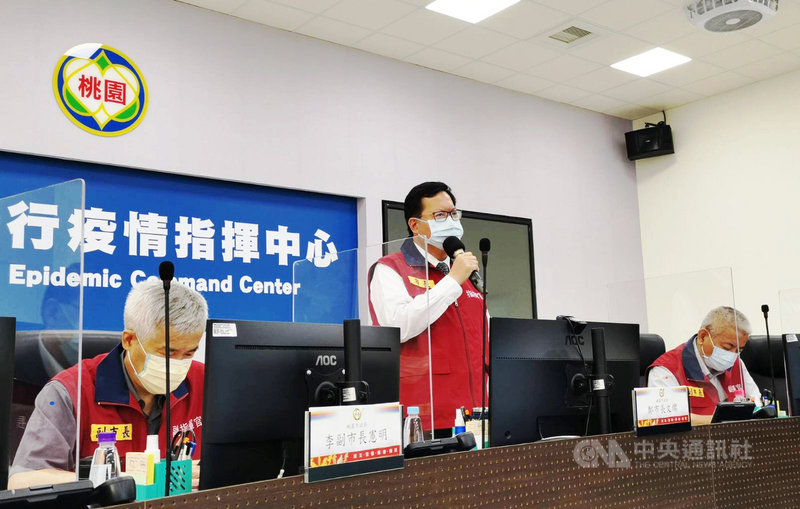 桃園市長鄭文燦(中)19日上午主持防疫會議時表示,諾富特飯店預計分兩階段重啟,未來將作為專責防疫旅館使用。(桃園市政府提供)中央社記者葉臻傳真 110年5月19日
