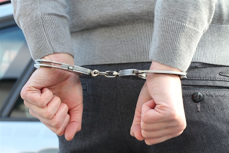 南投縣一名周姓男子疑與妻子爭執後失控殺妻並藏屍紙箱,犯後逃竄台北市等地,最後坐客運回埔里被警方拘提,18日晚間遭羈押。(示意圖/圖取自Pixabay圖庫)