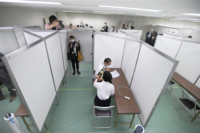 日本政府正在研擬方案,計畫打造世界頂級的疫苗研發據點並完善研發新藥的環境。圖為東京疫苗接種中心。(共同社)