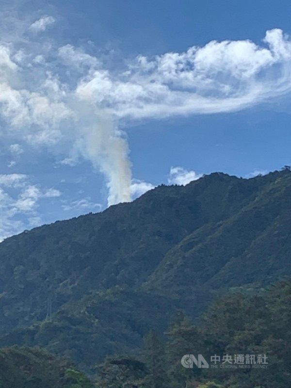 台中市谷關七雄之一的「馬崙山」19日上午出現濃煙,疑似發生森林火災,東勢林管處接獲通報,立即派員前往了解及搶救。(東勢林管處提供)中央社記者趙麗妍傳真 110年5月19日