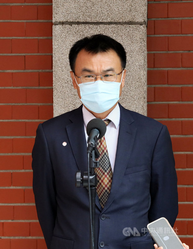 農委會主委陳吉仲19日在立法院表示,以北農而言,所有蔬菜價格已經回到過去正常水準;停課而停止供應的營養午餐,也會媒合供應的農民、合作社到其它通路,如超市、電商平台。中央社記者郭日曉攝 110年5月19日