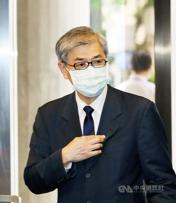 本土疫情擴大,金管會主委黃天牧19日赴立法院財政委員會專案報告,黃天牧表示,封城是假設性問題,不過金融業對未來疫情發展都會作好準備,確保金融和股市都不中斷;近期股市波動大,他也強調對台股有信心。中央社記者郭日曉攝 110年5月19日