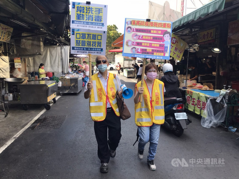 疫情緊張,中央宣布全國進入第三級警戒,許多民眾在家防疫,需要到菜市場採購食材,擔心菜市場成為防疫破口,經濟部除推出防疫影片,也出動人員宣導防疫。(經濟部中部辦公室提供)中央社記者郝雪卿傳真 110年5月20日