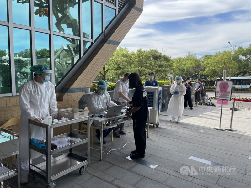 台中市10家醫院設置的免費快篩站20日啟動,位於台中榮總的快篩站,一早就有民眾排隊等候。(台中榮總提供)中央社記者郝雪卿傳真 110年5月20日