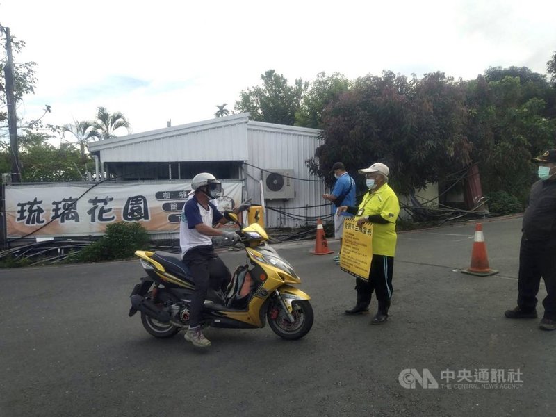 武漢肺炎(2019冠狀病毒疾病,COVID-19)疫情升溫,全國升至三級警戒,屏東瑪家鄉原訂21日開始封閉鄉轄屏專五道路,20日開始公告管制勸導,但縣政府提醒三級未到封山、封路階段,鄉公所只好緊急喊卡。(瑪家鄉公所提供)中央社記者郭芷瑄傳真 110年5月20日
