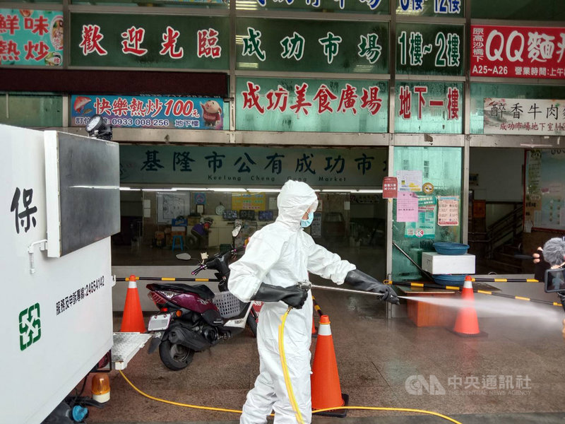 基隆市長林右昌20日上午公布近日3名武漢肺炎確診者足跡,因其中1人是成功市場攤商,要求環保局於下午在成功市場清潔消毒,並下令休市至5月30日零時。(基隆市政府提供)中央社記者沈如峰基隆傳真 110年5月20日