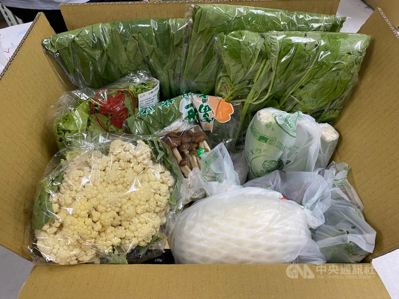 因應防疫,農委會國際處去年推出「台灣農產嘉年華」網購平台,合作電商無毒農表示,統計發現,不僅今年第一季疫情趨緩時客層規模持續成長,雙北市防疫警戒升為第三級後,蔬果魚肉等整體銷售更是成長2到3倍。(無毒農提供)中央社記者楊淑閔傳真 110年5月20日