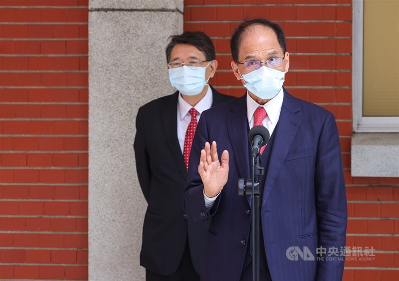 立法院長游錫堃(前)20日下午召集朝野協商達成共識,決定22日至28日立法院停開院會及委員會。圖後為立法院祕書長林志嘉。中央社記者謝佳璋攝 110年5月20日