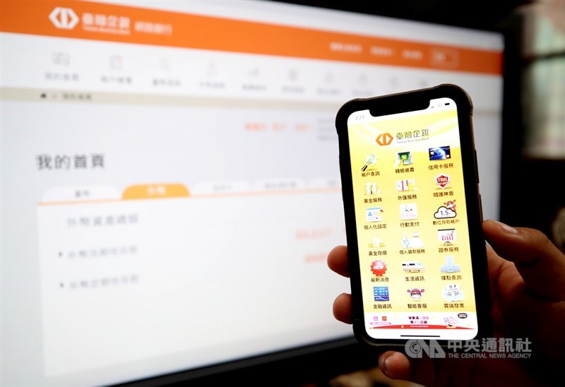 金融監督管理委員會20日表示,考量目前疫情,為減少民眾親自赴金融機構,已與中央銀行及民間銀行獲得共識,即日起,三級疫情期間,網路銀行及行動銀行轉帳手續費全免。中央社記者張新偉攝 110年5月20日