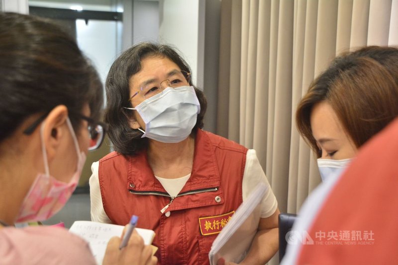 新北市衛生局長陳潤秋(中)20日表示,無論是中央集中檢疫所或新北集中檢疫中心床位,中央依照22縣市需求,全國統一調度、滾動調整,確診個案的後送時間、與房間數調度,新北都尊重中央並配合安排。中央社記者黃旭昇新北攝 110年5月20日