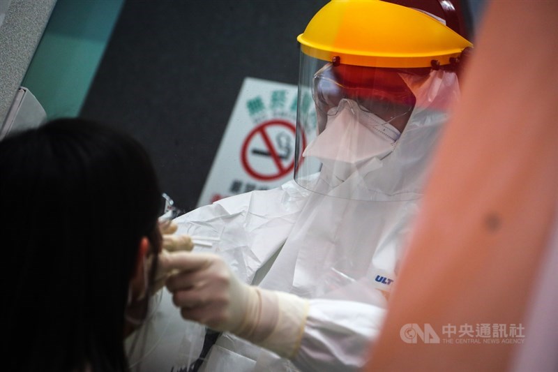 中央流行疫情指揮中心20日宣布,將盤點全台各縣市疫情或足跡熱區與採檢站數量,針對熱區會進一步廣設採檢站。(中央社檔案照片)
