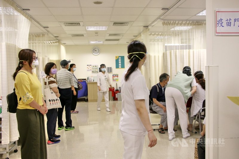 新北市醫師公會20日帶領板橋區、樹林區的基層診所醫護人員,至板橋亞東醫院接種武漢肺炎(2019冠狀病毒疾病,COVID-19)AZ疫苗,盼減少醫療人員心理壓力,專心防疫。(亞東醫院提供)中央社記者黃旭昇新北傳真 110年5月20日