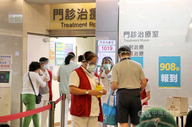新北市醫師公會20日帶領板橋區、樹林區的基層診所醫護人員,至板橋亞東醫院接種武漢肺炎(2019冠狀病毒疾病,COVID-19)AZ疫苗。(亞東醫院提供)中央社記者黃旭昇新北傳真 110年5月20日