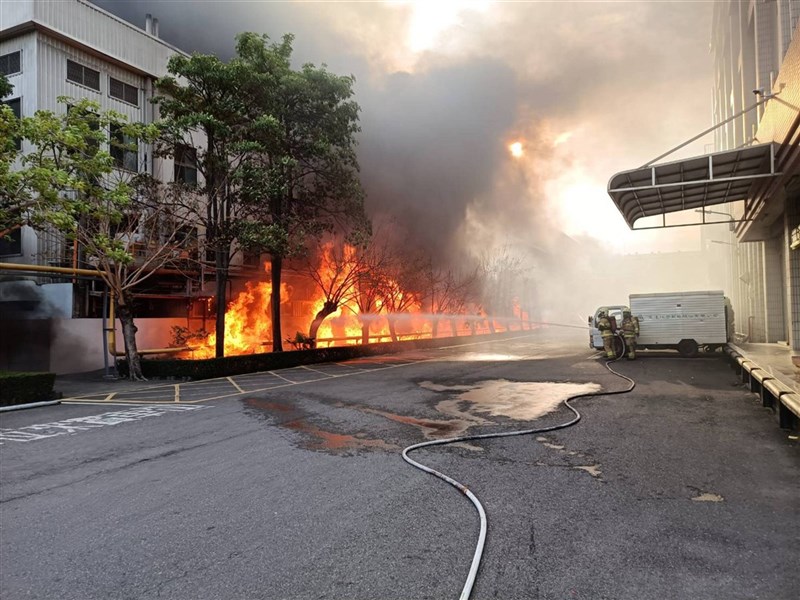 台南市新營區生達製藥子公司20日發生火警，火勢猛烈，現場不斷有爆炸聲，消防人員一度撤退，目前仍在灌救。（台南市消防局提供）中央社記者張榮祥台南傳真 110年5月20日