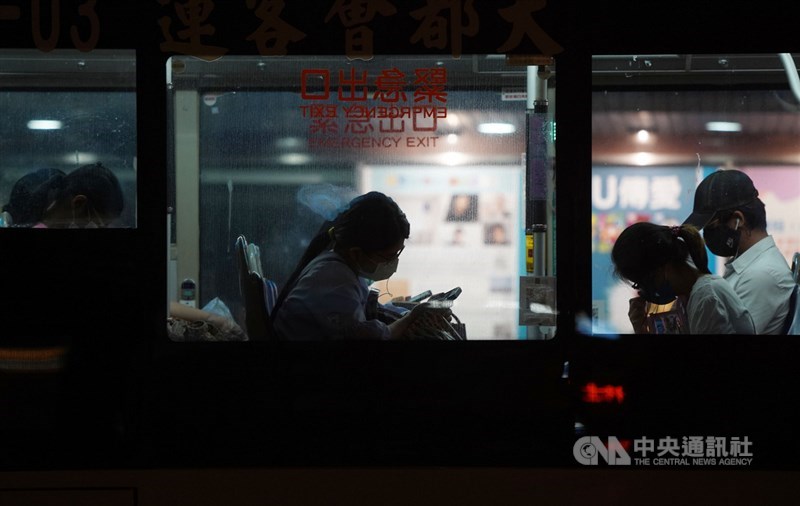 英國廣播公司報導,台灣過於強調邊境管控,卻疏於防範國內疫情;同時,疫苗接種率過低也是一大隱憂。圖為民眾搭公車把口罩戴緊。中央社記者孫仲達攝 110年5月20日