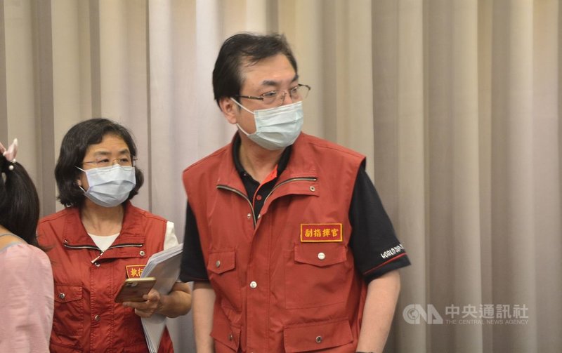 新北市副市長劉和然(右)20日表示,「資訊愈公開透明,愈有助於防疫成功」。中央與新北共同抗疫合作愉快,近日隨著疫情嚴峻變化,會滾動式調整各項防疫措施。中央社記者黃旭昇新北攝 110年5月20日