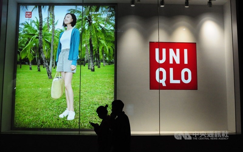 日本平價服飾UNIQLO 一批銷往美國的襯衫1月被擋下,美國認為UNIQLO疑採用新疆棉。儘管業者已提出原料無涉強迫勞動的證明,美方依然不接受。(中央社檔案照片)