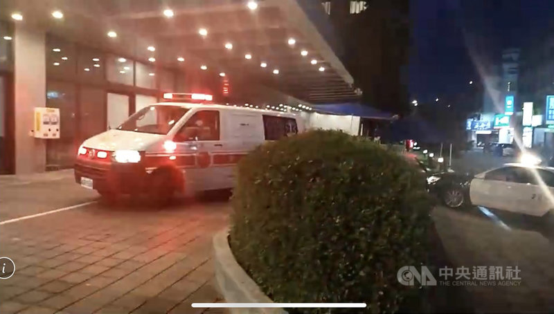 疫情升溫,仍有外籍女子從事性交易;彰化警方19日逮捕在員林市出租套房從事性交易的越南籍黎女及嫖客,黎女量測體溫為攝氏37.2度,所幸快篩檢驗為陰性。(翻攝照片)中央社記者吳哲豪傳真 110年5月20日