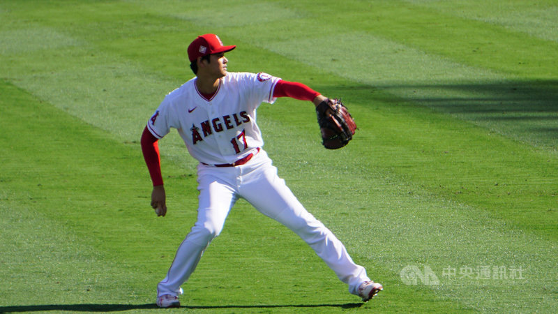 日本球星大谷翔平以14支全壘打領先全大聯盟,19日擔任球隊先發投手,圖為賽前練習。中央社記者林宏翰洛杉磯攝 110年5月20日