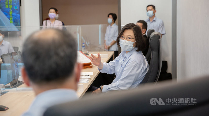 總統蔡英文20日上午視導國軍防疫指揮中心,指示國軍全力配合防疫,維持戰備堅守崗位並保持健康及戰力。(總統府提供)中央社記者游凱翔傳真 110年5月20日