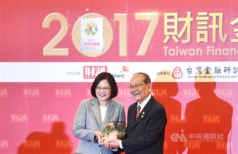 前總統府國策顧問黃天麟(右)19日病逝台大醫院,享耆壽93歲。圖為2017年7月19日黃天麟獲頒「金融奉獻獎」。(中央社檔案照片)
