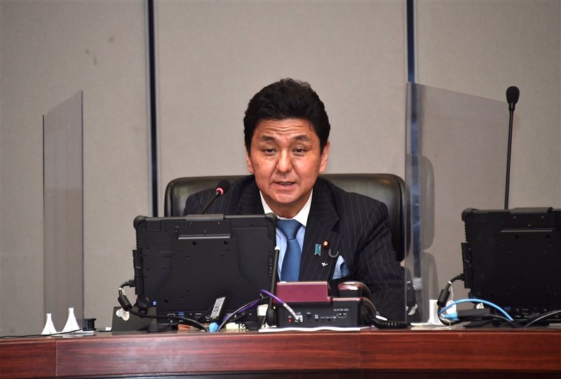 日本防衛大臣岸信夫受訪時表示,綜觀近年來的安全保障環境,軍事平衡嚴重向中國傾斜,一定要思考防衛能力;這不僅攸關台灣海峽的問題,也是日本本身的問題。(圖取自twitter.com/modjapan_en)