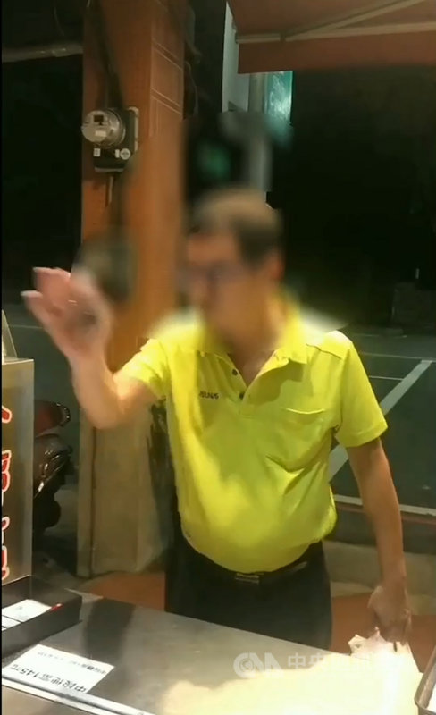 疫情升溫,高雄市長陳其邁19日授權各局處可對不戴口罩民眾直接開罰。60歲黃姓男子(圖)前往店家買晚餐,不但不戴口罩,還對店員辱罵三字經,店員已提告公然侮辱和恐嚇,警方也開單裁處。(高市三民一警分局提供)中央社記者洪學廣傳真 110年5月20日