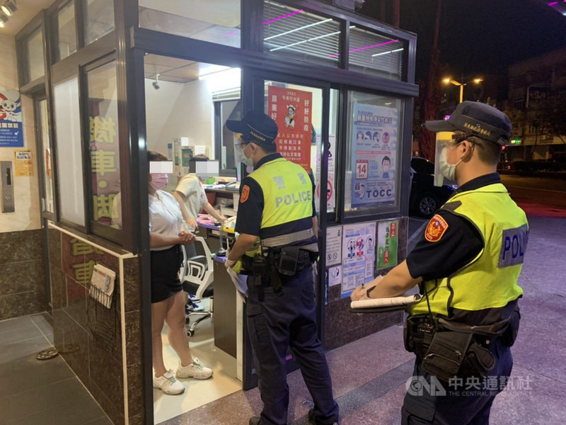 武漢肺炎疫情全國第3級警戒,屏東縣警方針對轄內汽車旅館進行稽查,並呼籲民眾如發現可疑情事,應立即通知警方。(潮州警分局提供)中央社記者郭芷瑄傳真 110年5月21日