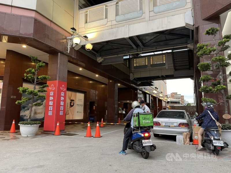 本土疫情持續升溫,台中市政府21日宣布,22日至6月8 日,全市餐飲業禁止內用,百貨業者設立店外取貨區。(中友百貨提供)中央社記者趙麗妍傳真 110年5月21日