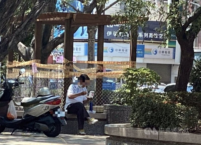 全國疫情警戒升至第三級,外出時應全程戴口罩,嘉義市警方21日在興嘉等公園發現4名民眾未戴口罩,經勸導、蒐證後,依規定將4人函送衛生局裁處。(警方提供)中央社記者黃國芳傳真 110年5月21日