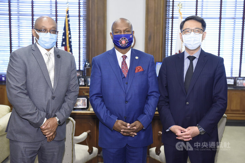 美國伊利諾州參眾議會19日成立跨黨派「友台連線」,駐芝加哥辦事處長姜森(右)與伊利諾州眾議會議長威爾希(中)、州眾議員戴維斯(左)在議長辦公室合影。(駐芝加哥辦事處提供)中央社記者尹俊傑紐約傳真 110年5月21日