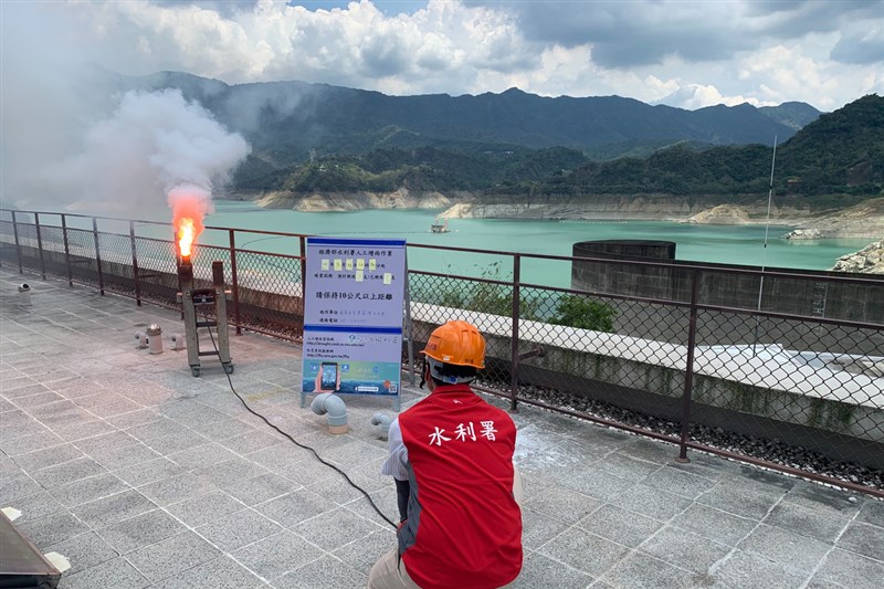 午後對流旺盛,水利署21日在石門、寶二、曾文水庫(圖)實施人工增雨作業。(南水局提供)中央社記者楊思瑞台南傳真 110年5月21日