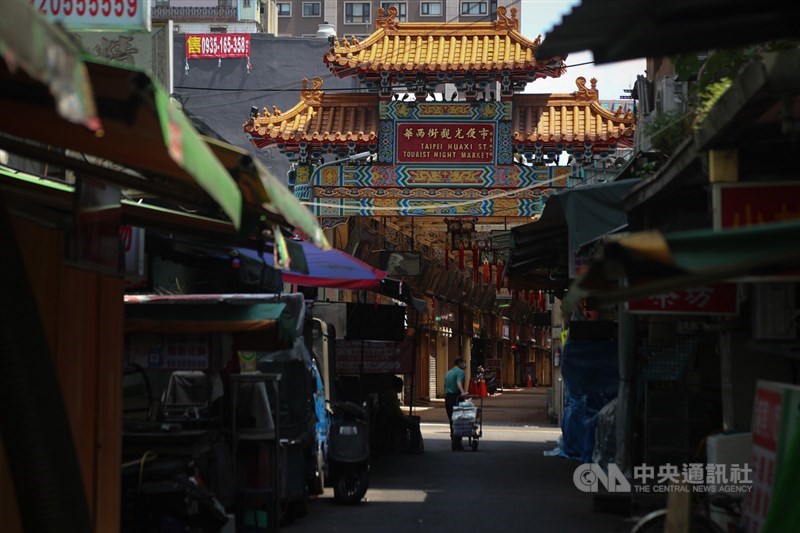 國內疫情升溫,台北市萬華區疫情嚴重,華西街觀光夜市等鬧區一片空盪盪。中央社記者王騰毅攝 110年5月16日