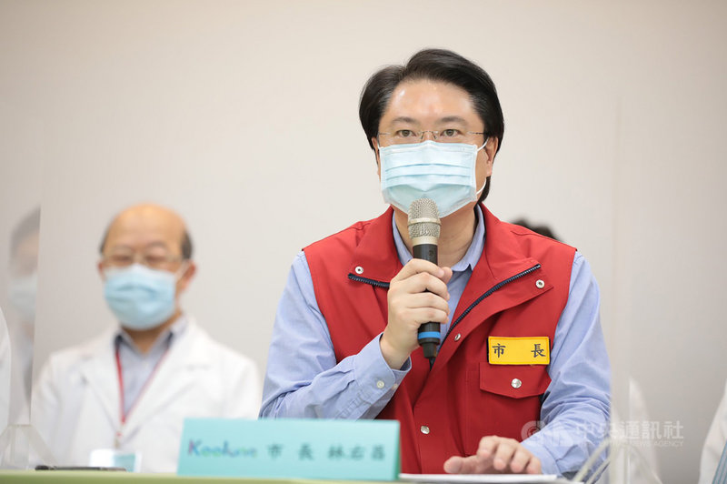 基隆市長林右昌(右)21日在記者會中指出,經市府進一步疫調後,得知案2863的海大學生13日上午用餐地點是在新豐街143號的無名早餐店;因疫調需不斷確認,由於此案較緊急,市府上午先對外報告,並在確認後更正訊息。(基隆市政府提供)中央社記者王朝鈺傳真 110年5月21日