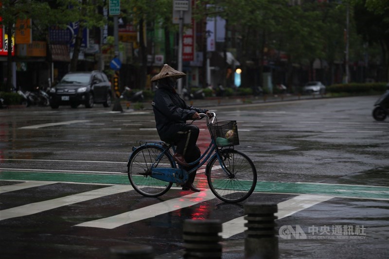 氣象專家吳德榮21日說,25至30日「梅雨季滯留鋒」將從華中一帶調整至台灣附近南北徘徊,多雨型態逐漸成形。(中央社檔案照片)