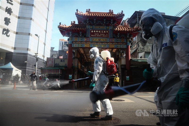 台北市萬華疫情嚴峻,居民反映擔憂萬華遭汙名化,區長詹天保21日說,同島一命,盼以防疫為優先,不要用歧視眼光看待萬華。圖為16日化學兵在華西街觀光夜市周邊加強消毒。(中央社檔案照片)