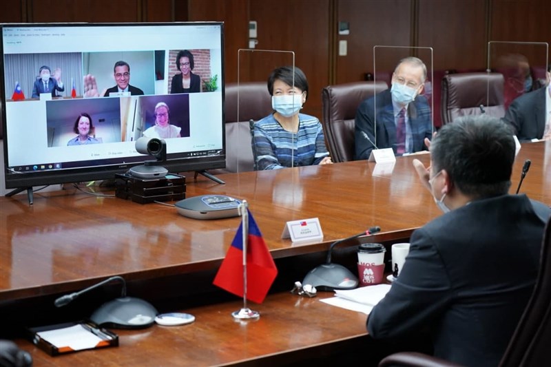 美國衛生部長貝塞拉與衛福部長陳時中(前)21日舉行視訊會議,總統蔡英文表示,貝塞拉表達美國支持台灣取得疫苗及擴大參與WHO。(圖取自facebook.com/tsaiingwen)