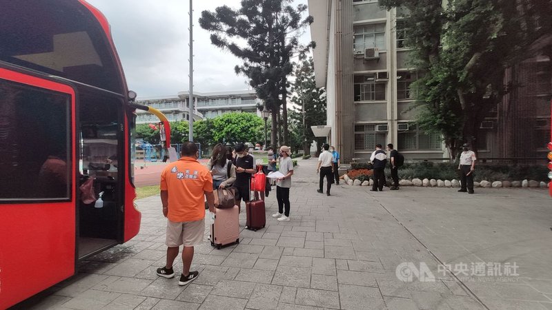 台北市立大學21日啟動「離宿計畫」，安排3輛防疫專車，讓家住台灣本島的學生搭乘返鄉。（台北市立大學學生會提供）中央社記者陳昱婷傳真　110年5月21日