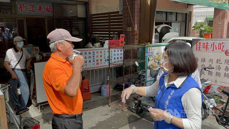 全國疫情警戒升至第三級,雲林縣長張麗善(右)21日到虎尾鎮德興市場視察,呼籲鄉親出門一定要配戴口罩,未戴口罩經勸導不聽將依法開罰。中央社記者姜宜菁攝 110年5月21日