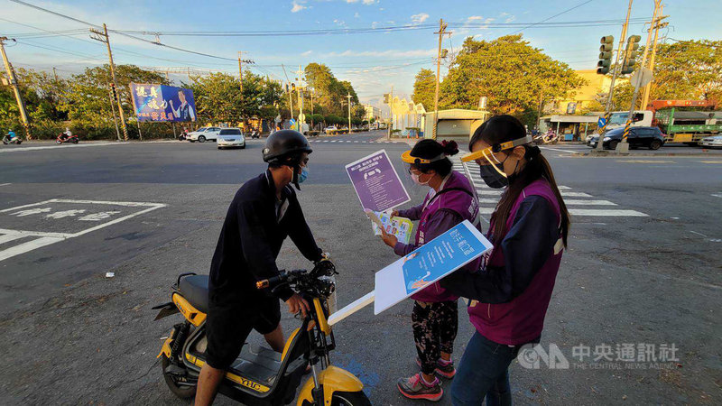 國內疫情嚴峻,為讓新住民及外籍移工遵守防疫規定,高雄市勞工局21日表示,已動員連日深入移工聚集地,以泰、越、印、菲等4國語言播放防疫規定,並發送口罩、加強宣導,要求移工朋友落實「外出全程戴口罩、停止群聚共餐」。(高雄市勞工局提供)中央社記者侯文婷傳真 110年5月21日