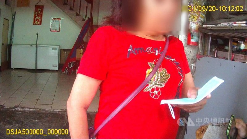 武漢肺炎疫情嚴峻,全台進入三級警戒,台中市一名婦人在市場內未戴口罩,還將警方提供給她的口罩丟掉,台中市政府21日重罰新台幣1萬5000元罰鍰。(民眾提供)中央社記者趙麗妍傳真 110年5月21日