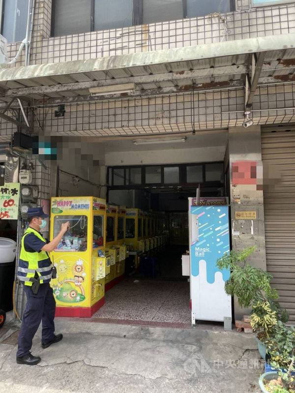 疫情升溫,但苗栗縣巡邏警員發現一家娃娃機業者仍持續營業,經通知業者到場,函請衛生局依法裁罰。(警方提供)中央社記者管瑞平傳真 110年5月21日