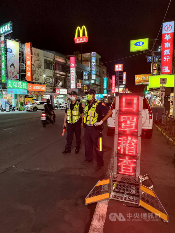 武漢肺炎疫情全國第3級警戒,屏東縣長潘孟安指示強力取締外出不戴口罩,警方出動路邊攔檢取締,在人潮較多路段架設「口罩稽查」LED字幕機,勸導民眾配戴口罩。(潮州警分局提供)中央社記者郭芷瑄傳真 110年5月21日
